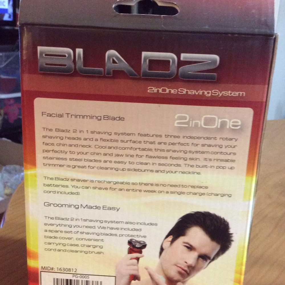 COPY - BLADZ 2inOne Rechargeable Shaving System - Picture 3 of 4